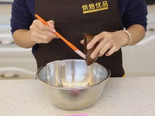 葱香苏打小饼,2.将黄油软化，加入面粉，盐，小苏打，酵母混合均匀，（盐和酵母尽量不要放在一起）