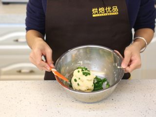 葱香苏打小饼,4.香葱切碎后脱水加入，充分揉匀面团，使香葱碎和面团混合均匀。
