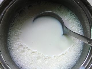 简单的布丁,牛奶悄悄加热，倒入白糖搅化白糖，在放冷