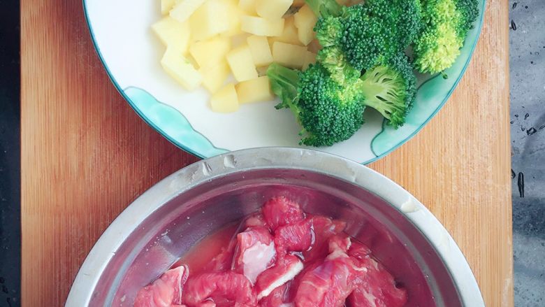 红烧土豆牛肉盖面,牛肉 过水炒一下 花菜 面条 过水炒一下