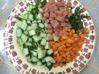 美味三色炒面#面条变身计划#,将黄瓜，胡萝卜洗净，切成小丁，火腿肠去包装袋，切成小丁，小葱切碎备用。