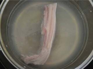 红烧肉,将五花肉放入锅中，煮10分钟左右，可以去除一定的腥味。