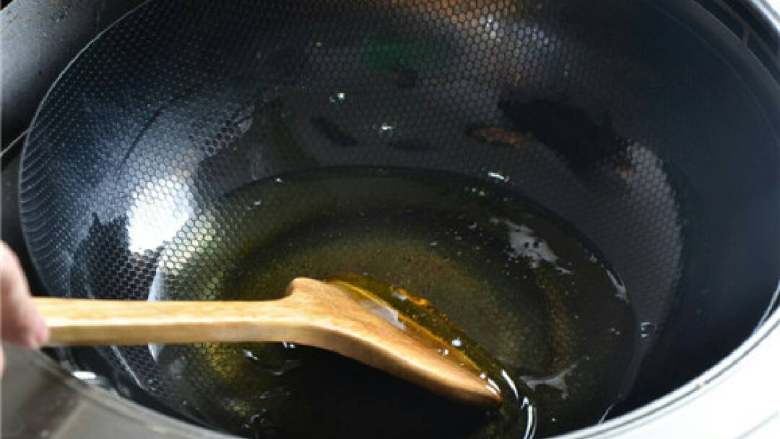 姜汁芋儿鸡,炒锅里倒入油，稍微多一点，烧热。