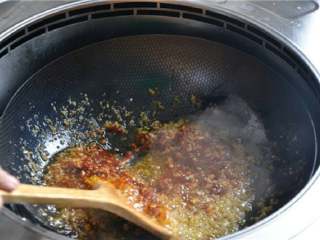 姜汁芋儿鸡,放入豆瓣酱，用小火慢慢翻炒出香味。