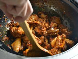 姜汁芋儿鸡,将焯过水的鸡块放入锅中炒匀。