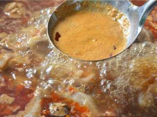 姜汁芋儿鸡,烧开后，表面会有浮沫，用勺子舀掉，否则会增加腥味。