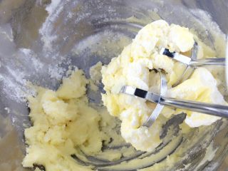 【万圣节の女巫手指饼干】胆小者莫入哦！,先不要开启打蛋器，直接用搅拌头把糖和黄油混合一下。不然你将会亲历什么叫：尘土飞扬的感觉。