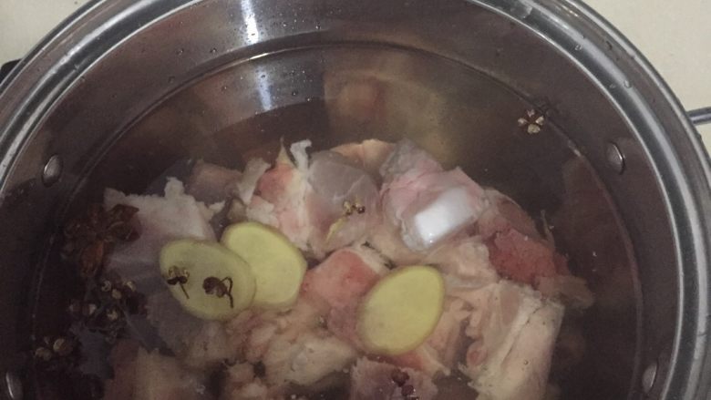 大骨汤,锅中加水，放入洗净的排骨，倒入上一步的所有材料，水烧开后煮3-5分钟。