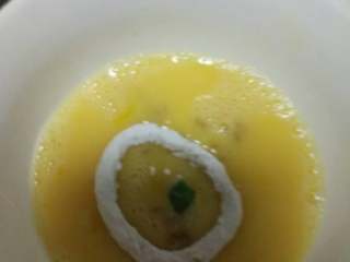 香酥鱿鱼圈,在放在蛋液里面滚一遍～打散蛋液的时候，放一点盐和胡椒的调味料～