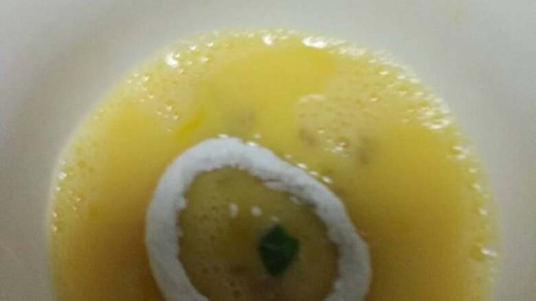 香酥鱿鱼圈,在放在蛋液里面滚一遍～打散蛋液的时候，放一点盐和胡椒的调味料～