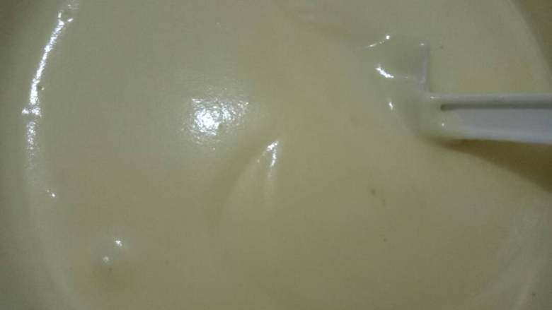 戚风蛋糕胚（无添加剂版）,蛋白分次加入蛋黄糊顺时针方向抄底刮边搅匀