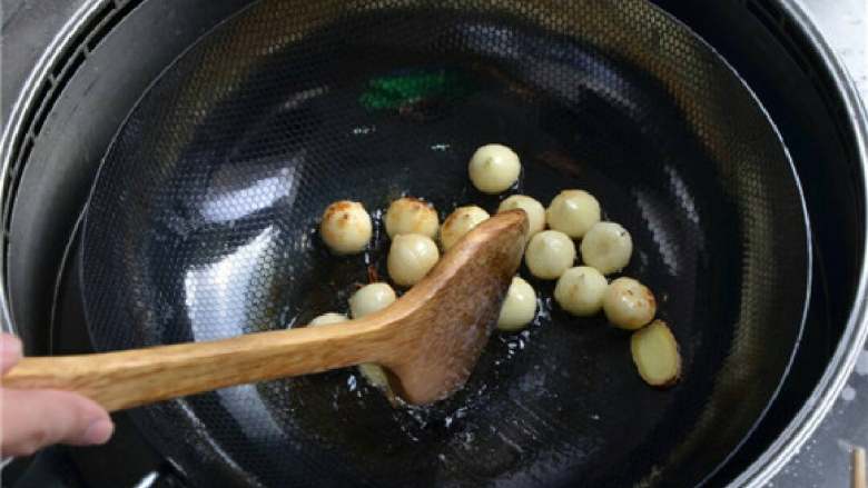 大蒜烧肚条,炒到微微焦黄的状态，放入花椒和生姜爆香。