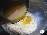 【趣多多巧克力曲奇】,蛋液分2—3次加入黄油中，打至羽毛状。