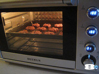 【趣多多巧克力曲奇】,烤箱预热，180度上下火烤15分钟左右。