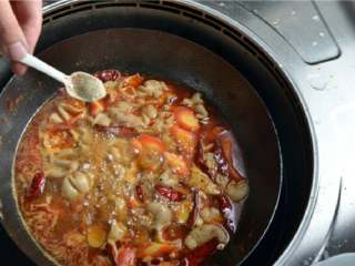 红烧肥肠,倒入胡萝卜，调入白胡椒粉进行调味，再烧20分钟左右即可。