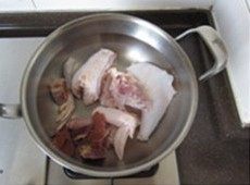 春笋煨土鸡,土鸡切块，凉水入锅；