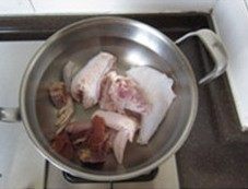 春笋煨土鸡,洗净后的鸡块儿放入炖锅（可用砂锅），加入姜片和足量的热水；