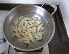 春笋煨土鸡,入沸腾的盐水锅中煮3、5分钟后，捞出过凉并用凉水浸泡片刻；