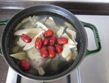 春笋煨土鸡,加入到汤锅中；