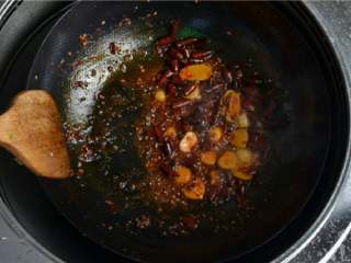 干煸肥肠,然后放入豆瓣酱炒出香味和色泽。