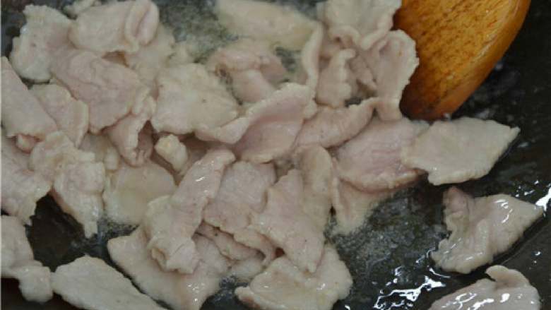 青笋肉片,锅里放入油，倒入肉片炒散。