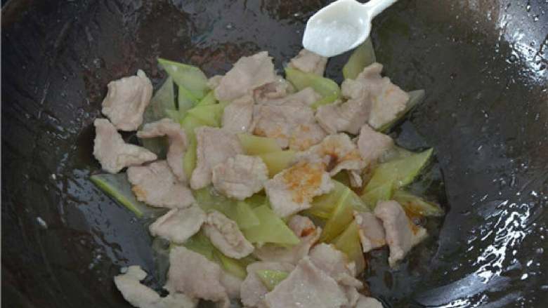 青笋肉片,加入一小勺盐，炒匀后即可。