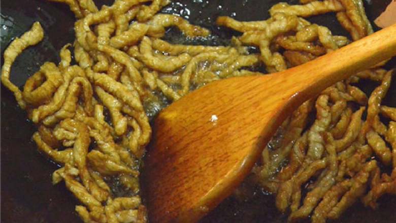 青椒肉丝,锅里放入有，然后倒入肉丝翻炒均匀。