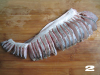 14图轻松打造节日餐桌家宴菜——【开屏鲈鱼】,鱼肚子部分不切断，在鱼背部切开，切成1厘米宽的薄片。