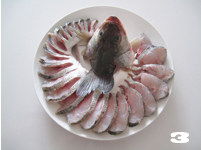 14图轻松打造节日餐桌家宴菜——【开屏鲈鱼】,鱼肉展开整齐的码入盘中呈圆形，鱼头和鱼尾放在中间。