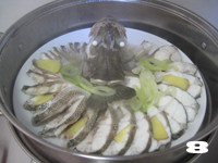 14图轻松打造节日餐桌家宴菜——【开屏鲈鱼】,鱼肉变色，鱼眼变白呈突出状后关火，焖2分钟打开锅盖。