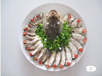 14图轻松打造节日餐桌家宴菜——【开屏鲈鱼】,蒸好的鱼肉去掉葱姜，装饰红辣椒段和香葱粒。