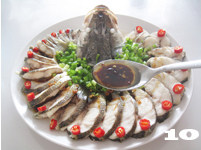 14图轻松打造节日餐桌家宴菜——【开屏鲈鱼】,将炒好的料汁淋入蒸好的鱼肉上即可。
