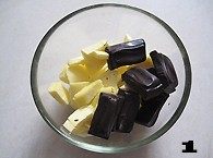 【红啤梨巧克力蛋糕】,黄油60克室温软化切成小块，混合黑巧克力40克。