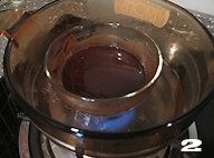 【红啤梨巧克力蛋糕】,隔水加热，不停搅拌成均匀液体。