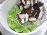 值得端上春节餐桌的麻辣江湖菜——【麻辣馋嘴蛙】,将青笋、丝瓜、香菇依次焯水，放入盆中打底。