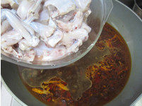 值得端上春节餐桌的麻辣江湖菜——【麻辣馋嘴蛙】,将牛蛙放入锅中，大火煮开后2—3分钟即可关火。