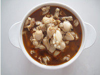 值得端上春节餐桌的麻辣江湖菜——【麻辣馋嘴蛙】,将牛蛙连同汤汁一起倒入盆中。