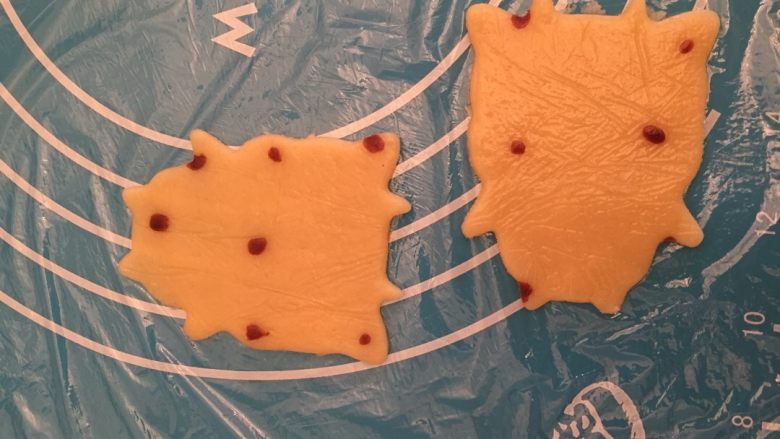卡通动物曲奇饼干😋💕,用奶牛模型印出来放到烤盘里！