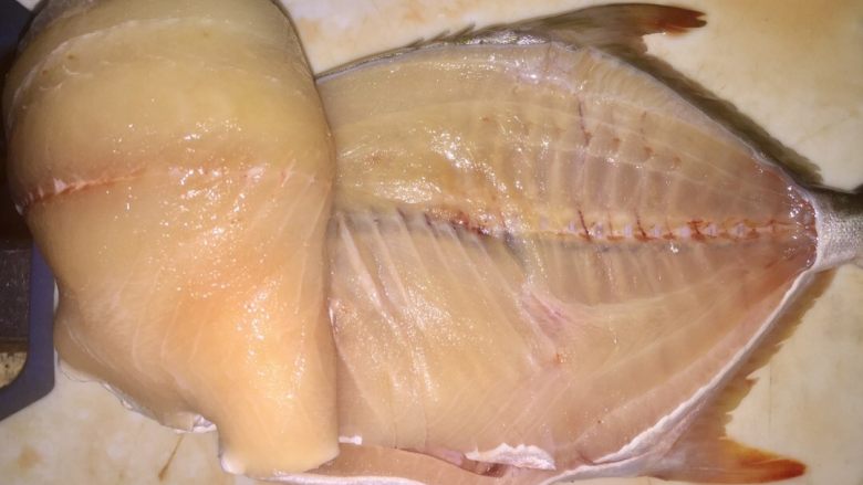 柠檬酱蒸白鲳,沿着鱼骨把鱼肉从尾到头剔出，但留在头边不要切断