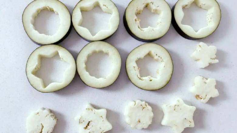 宝宝辅食：茄子圈蛋饼,用模具 或 直接用勺子，把茄子墩中间的茄子肉挖出。