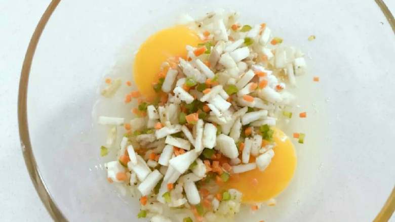 宝宝辅食：茄子圈蛋饼,将鸡蛋、淀粉，步骤3中处理好的食材和茄子丁混合放入一个大碗中。