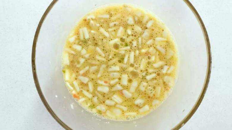 宝宝辅食：茄子圈蛋饼,加入少许盐调味（可不加），并且充分搅拌均匀，直至玉米淀粉不结块。
