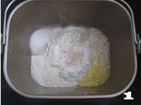 柔软可爱小面包——【肉松海苔小狮子面包】,将除了黄油以外的面包材料依次放入面包机（盐糖分离），开始一个和面程序。待面团至扩展阶段时加入黄油，继续和面至接近完全阶段。