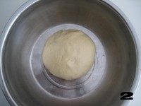 柔软可爱小面包——【肉松海苔小狮子面包】,揉好的面团盖上保鲜膜放置温暖处开始发酵。