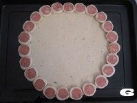 【花边培根披萨】换着花样吃披萨,然后将香肠花边放在圆形饼皮外围，形成一个圆形花边，进行二次发酵。