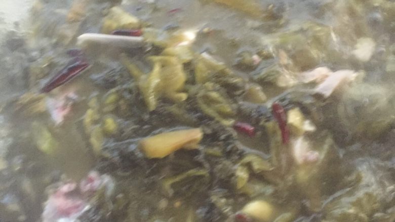 酸菜鱼,起锅烧底油把已经配好的泡椒、红干椒、姜、葱爆锅！爆香后放酸菜炒香、然后加适量水。水烧开放入鱼骨头炖至成熟