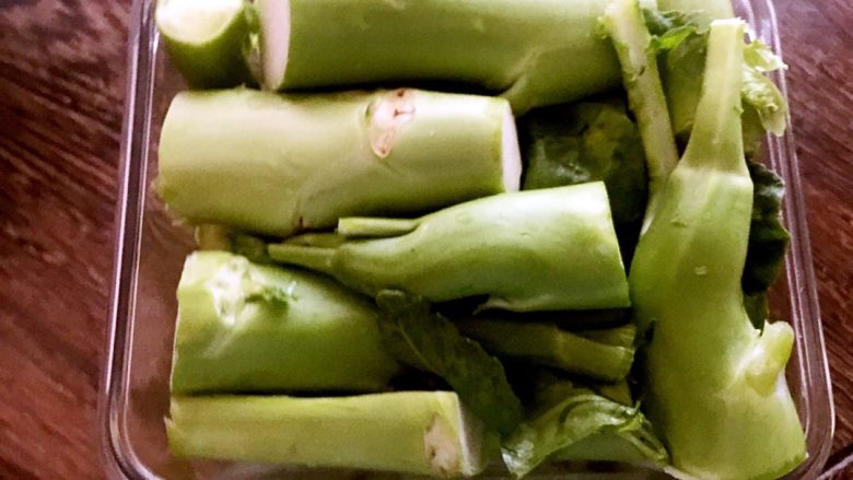 自制四川泡菜——腌芥菜笋,切成段（腌制之前可以先把笋的外皮去掉，也可腌制好以后吃的时候在去掉外皮）