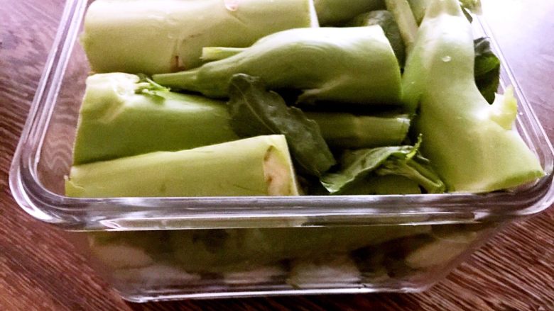 自制四川泡菜——腌芥菜笋,晾干的芥菜笋放入无油无水的容器中