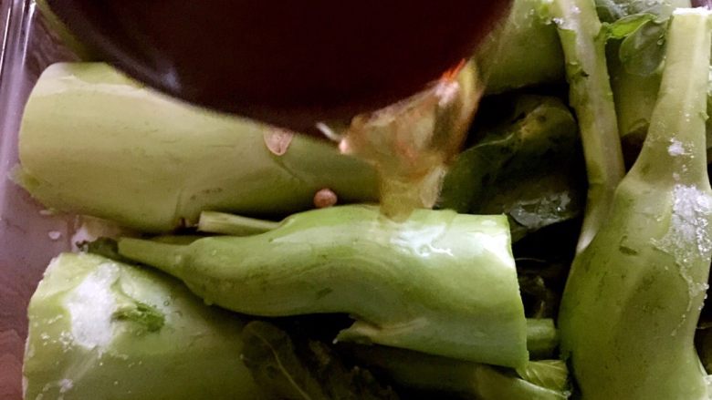 自制四川泡菜——腌芥菜笋,花椒水连同花椒粒一起倒入放了盐，白醋的芥菜笋里