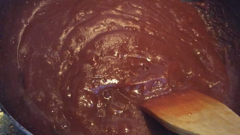 安其拉达酱汁（Enchiladas Sauce）-墨西哥菜,不停搅拌，直到巧克力全部融化，酱汁成浓稠状，关火。这时候也不要停止搅拌，搅拌几分钟，待锅底变冷，即可～